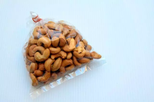 The perfect work snack: cashew keeps you brain sharp and your energy up